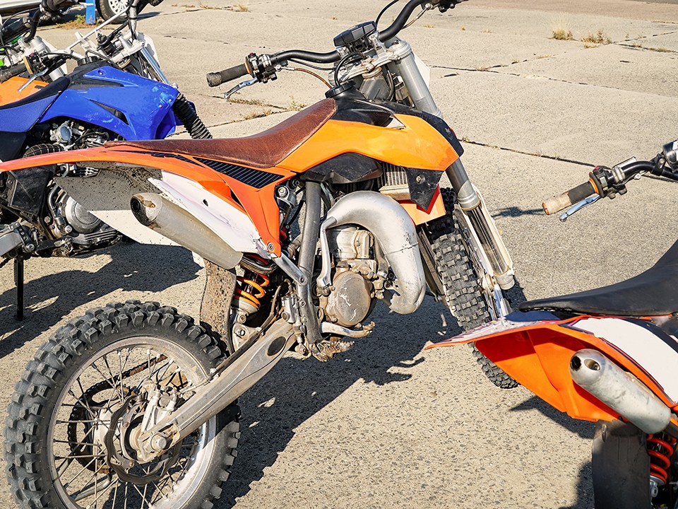 Жители просят подростков прекратить гонки на эндуро по центральным улицам