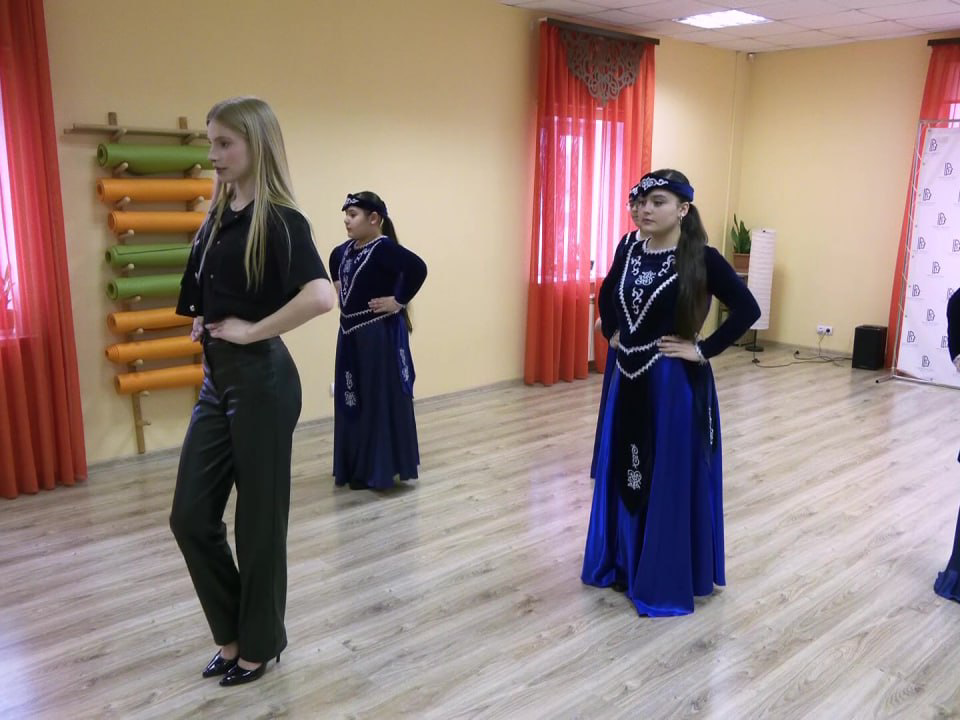 Суперфиналистка конкурса «Мисс Россия» Аделина Вертунова научила подростков не бояться камеры