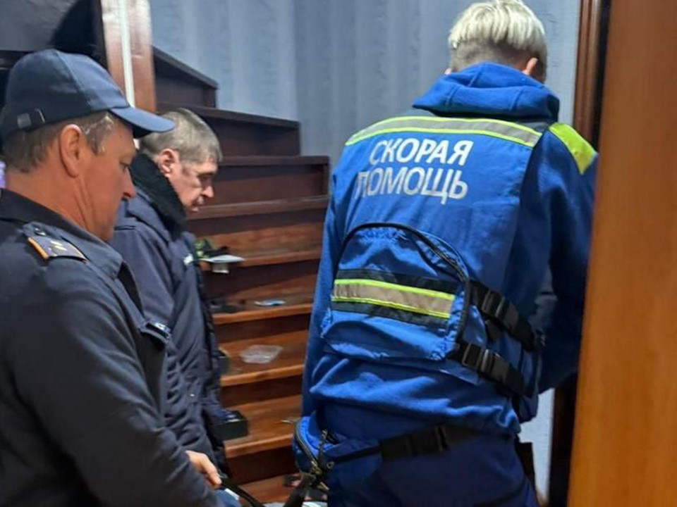 В Шатуре спасатели помогли медикам транспортировать пациента с большим весом