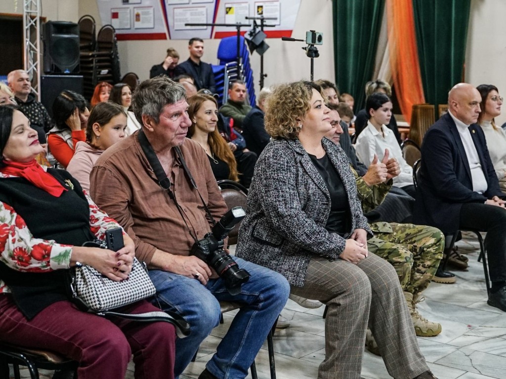 Открытки и письма солдатам: в Фирсановке прошел творческий вечер в поддержку волонтерского движения