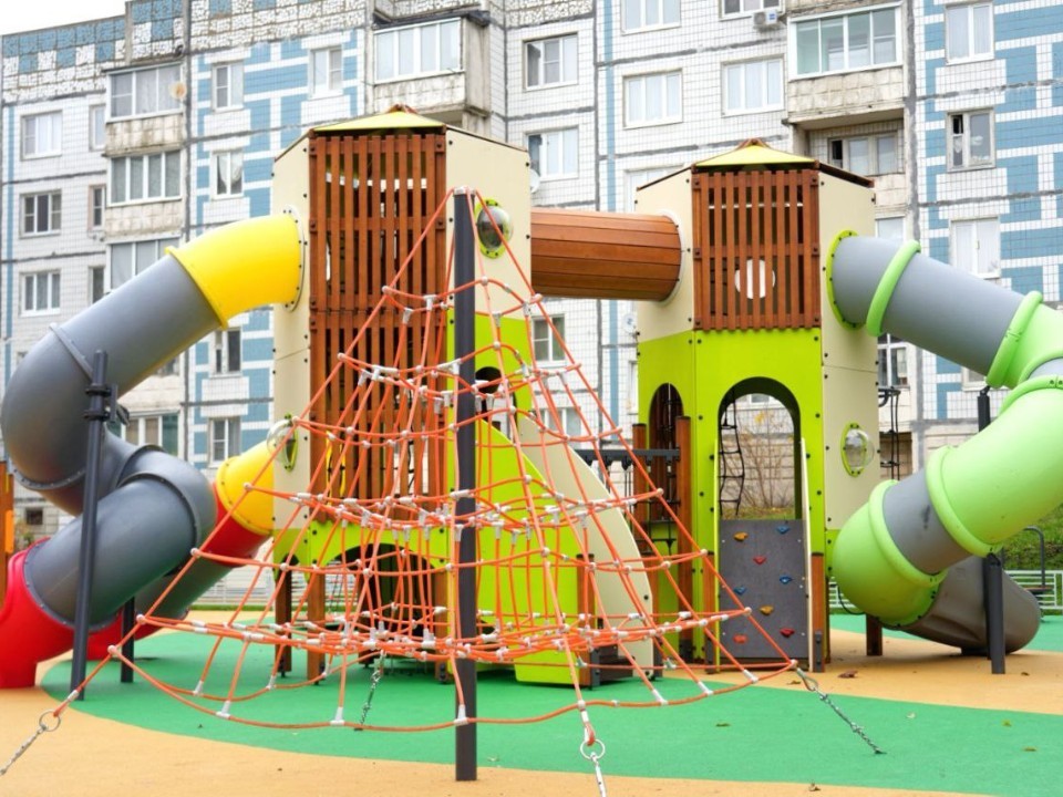 На Октябрьской открыли современную и безопасную детскую зону для игр