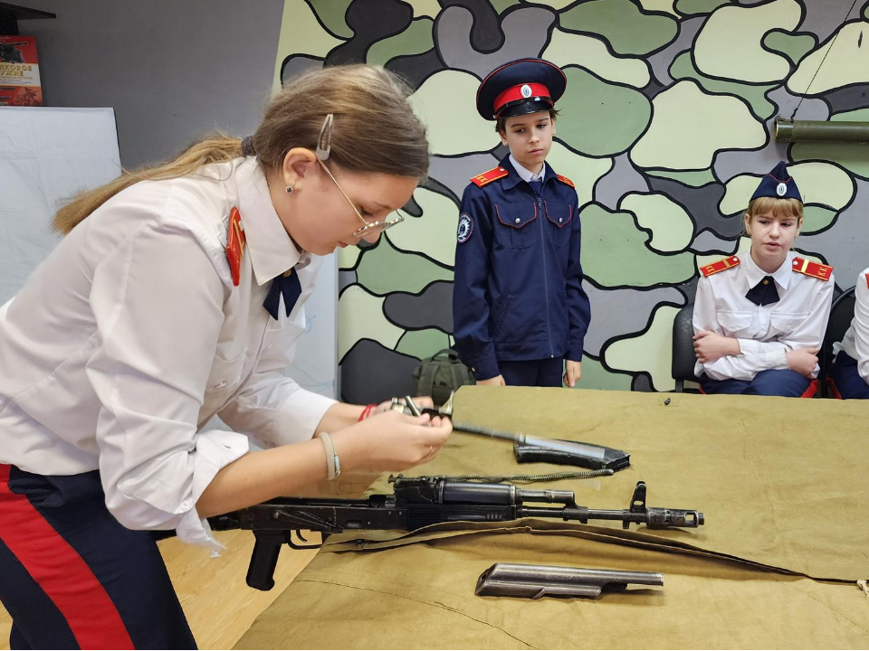 Кадеты из школы № 7 проверили навыки стрельбы, медицины и владения шашкой