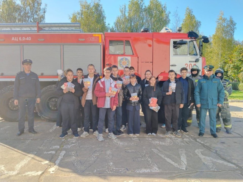 Ушаковские школьники примерили на себя роль спасателей на уроке от пожарных