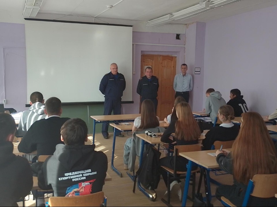 Сотрудники Мособлпожспаса рассказали будущим коллегам о тонкостях профессии
