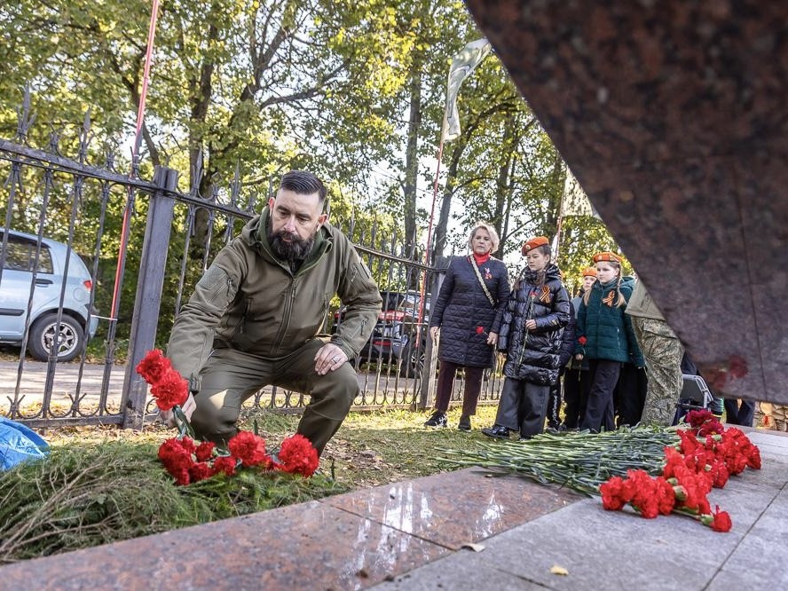 Поисковики в Ершове предали земле останки бойца ВОВ
