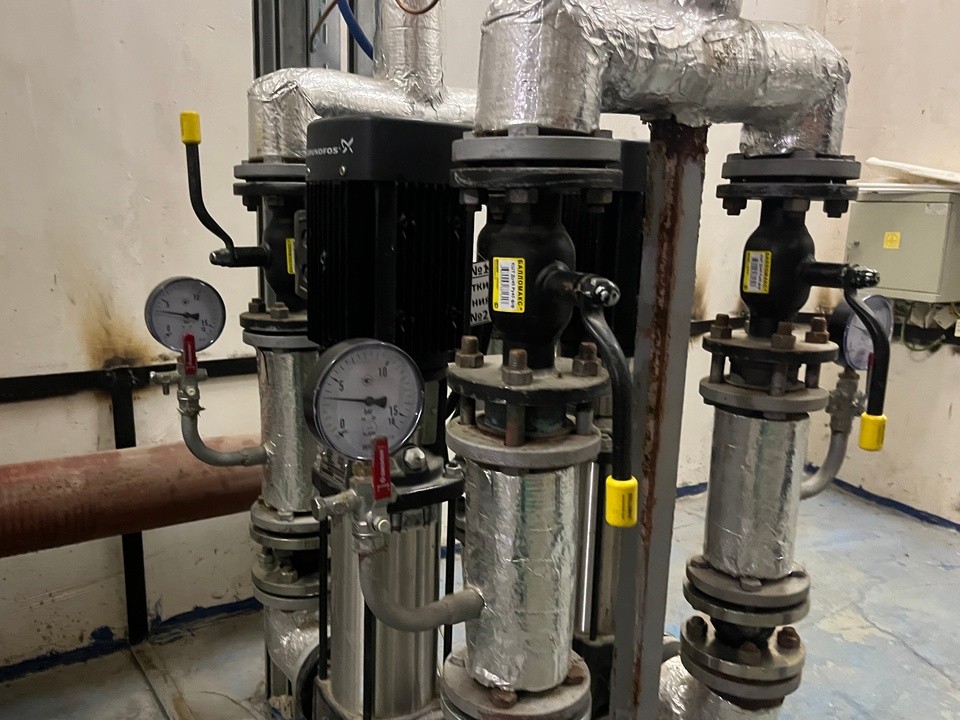 Управляющая компания устраняет подтопление подъезда на Молодежной