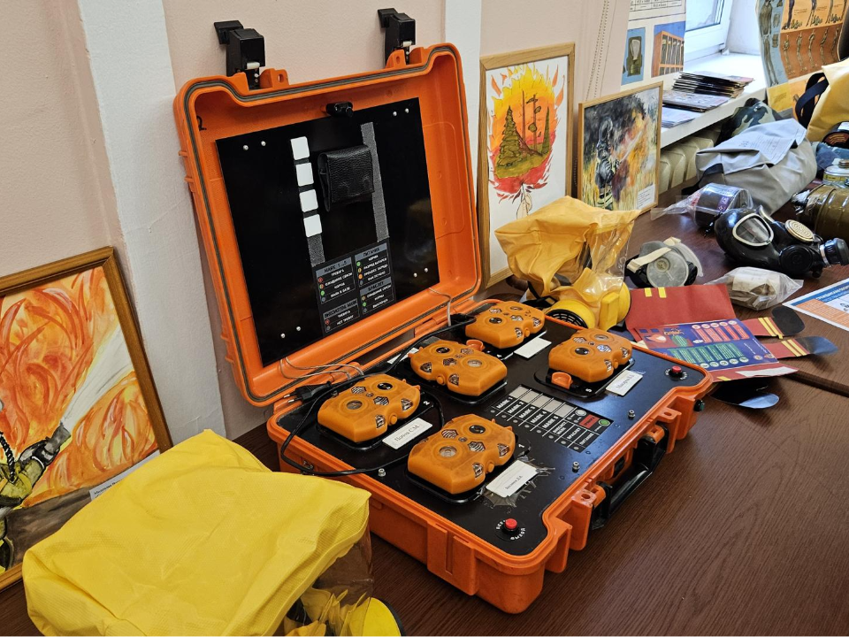 Жуковских школьников познакомили с современной системой маяков для спасателей