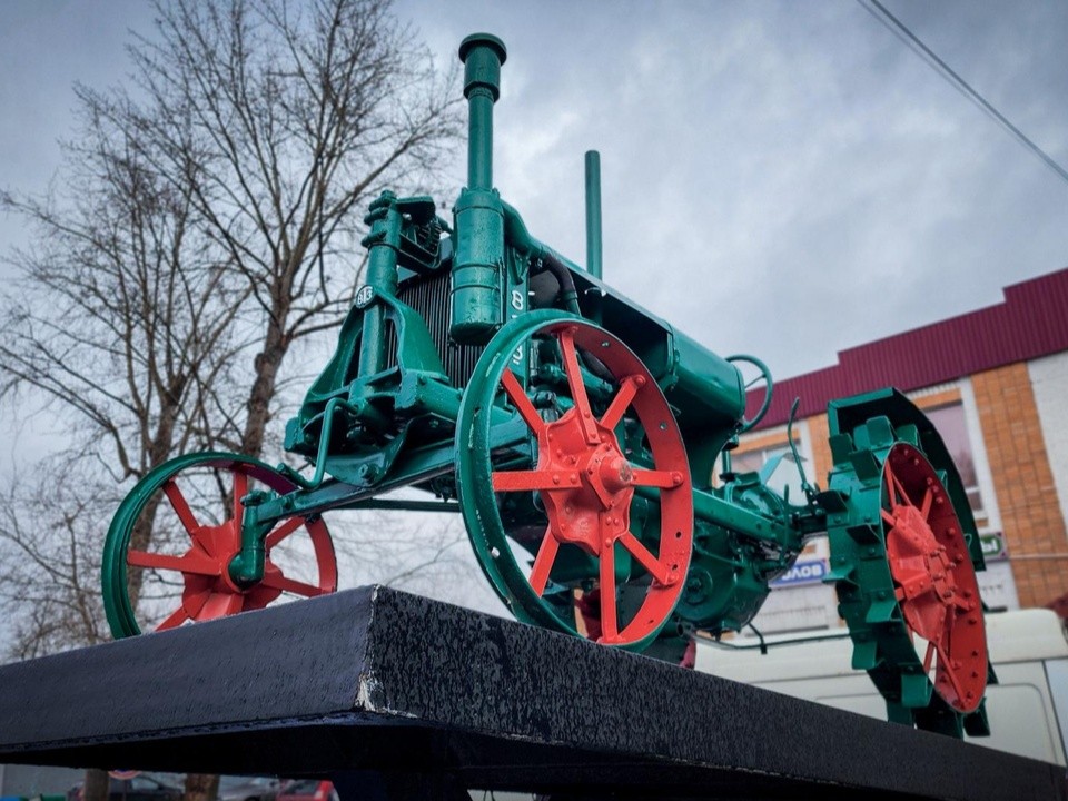 Возвращение легенды: трактор-памятник занял свое законное место в Бронницах