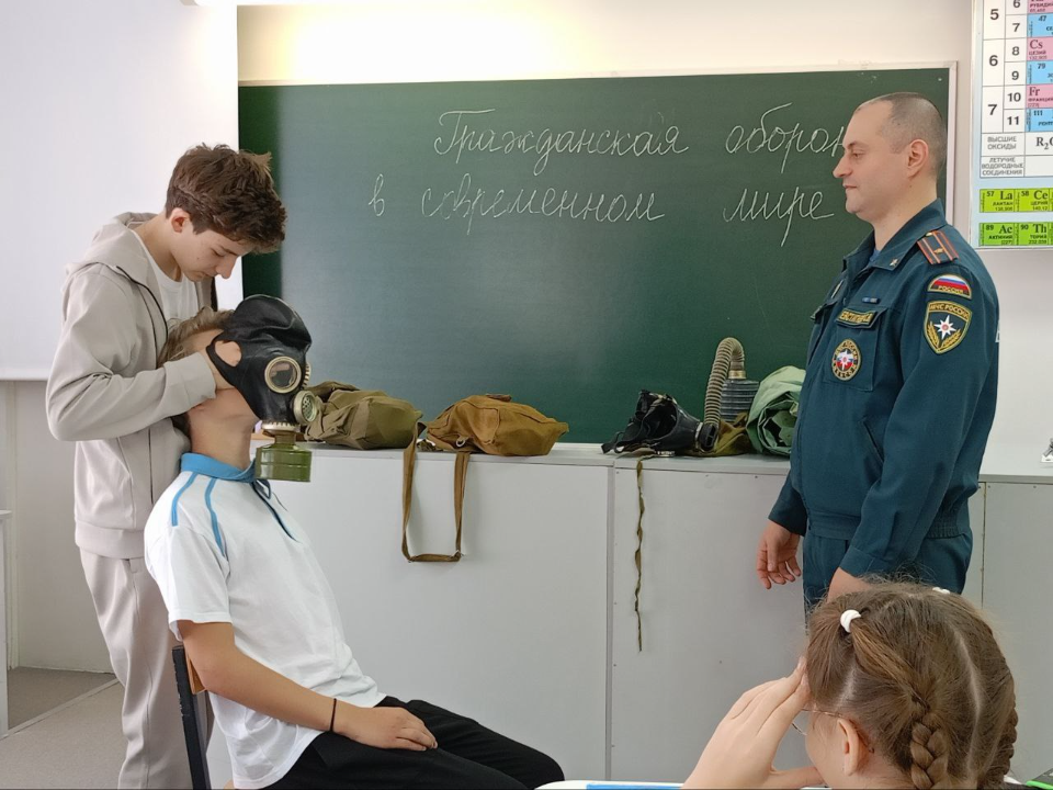 Надевать противогаз за 20 секунд научили подростков в День гражданской обороны