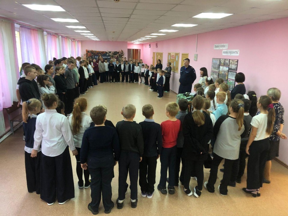 Спасатели рассказали школьникам, как действовать при ЧС, и дали примерить спецкостюмы