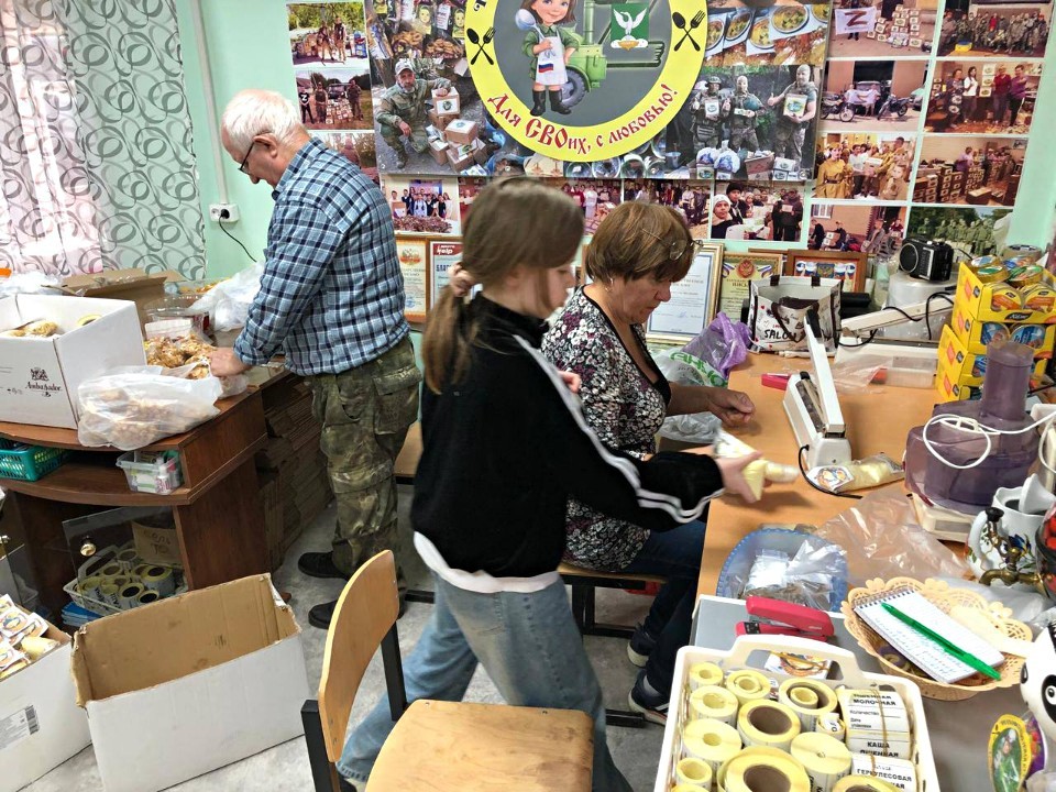 Жители собрали продукты и сушеные фрукты для бойцов спецоперации