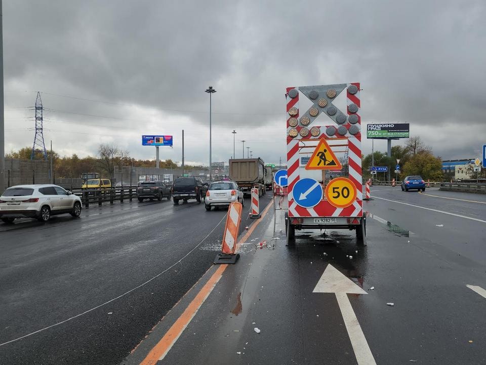 Ярославское шоссе в районе Мытищ по-прежнему перекрыто, рабочие ждут высыхания герметика