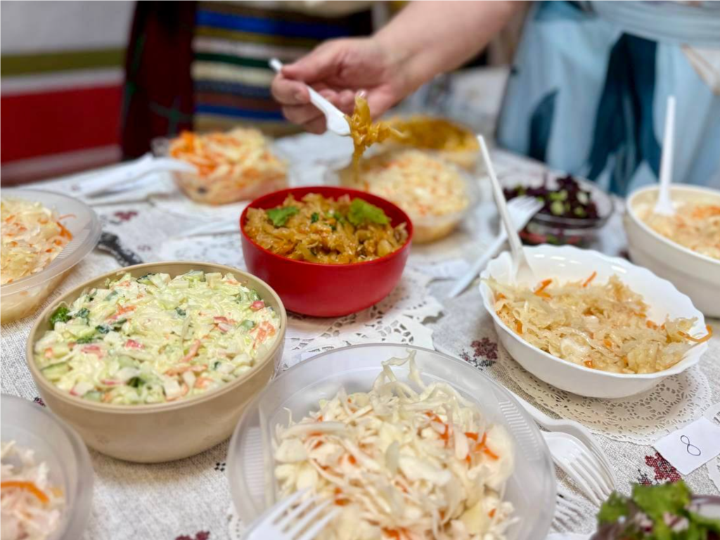 Дегустацией квашеной капусты и хороводами запомнился капустник в «Ностальжи»