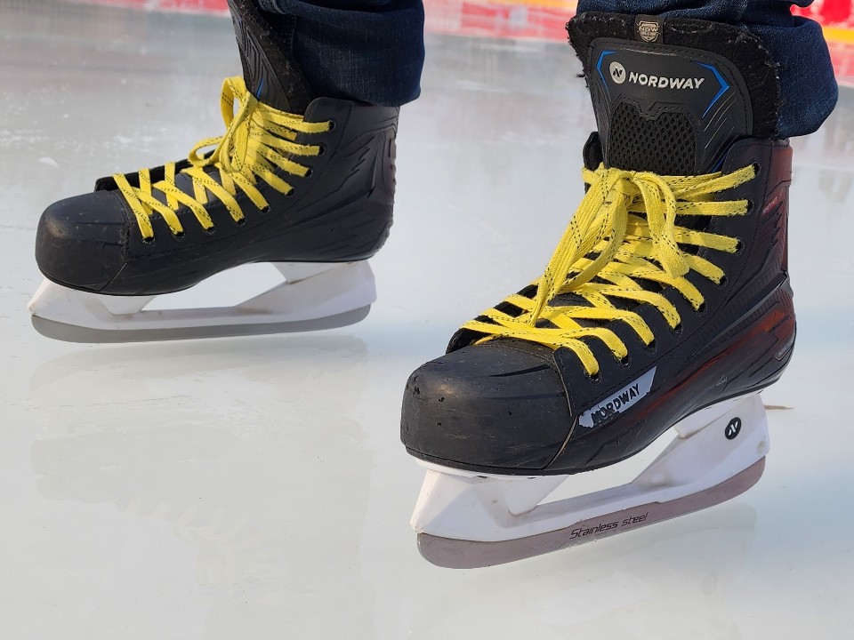 Каток в главном спорткомплексе округа возобновил работу