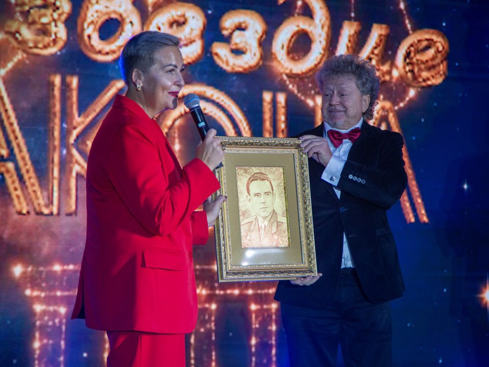 Выполненный в золоте портрет космонавта подарили школе Звездного городка