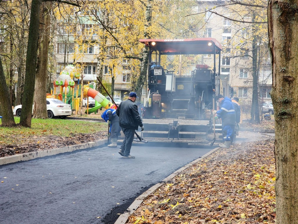 На Банковской улице меняют асфальт