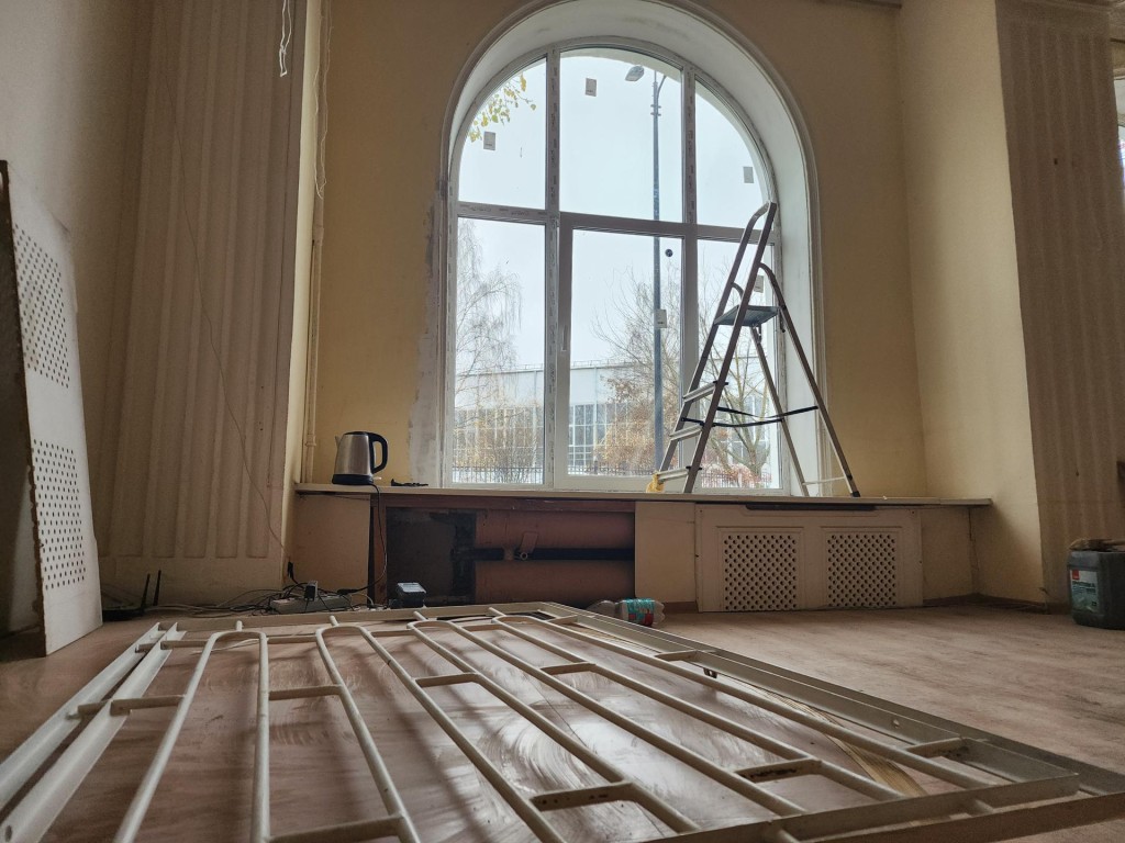 Во Фрязине сохранили исторические окна культурного центра во время ремонта