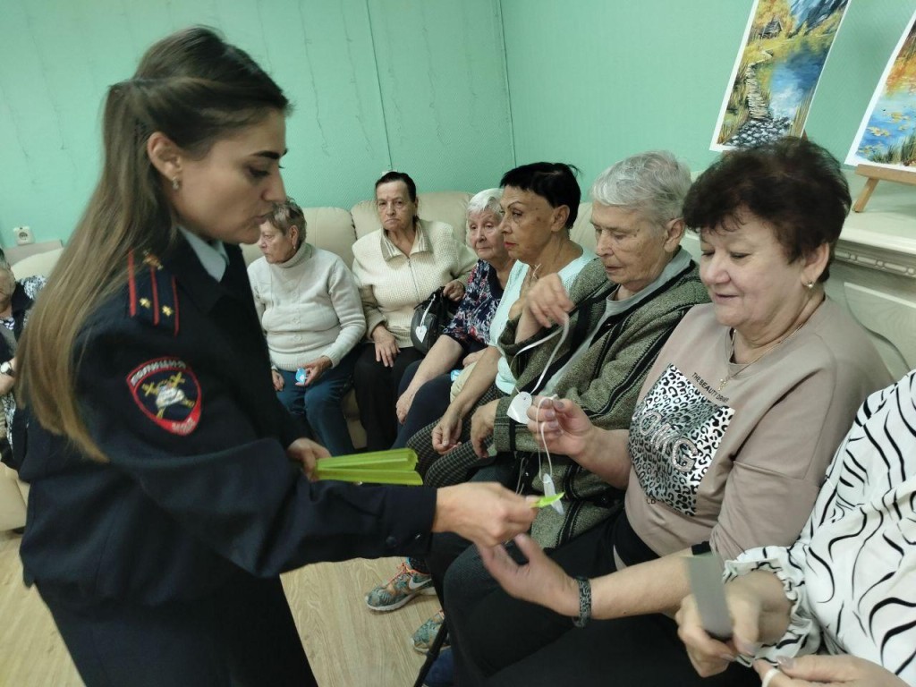 Домодедовских пенсионеров научили делать брелоки для безопасности на дороге