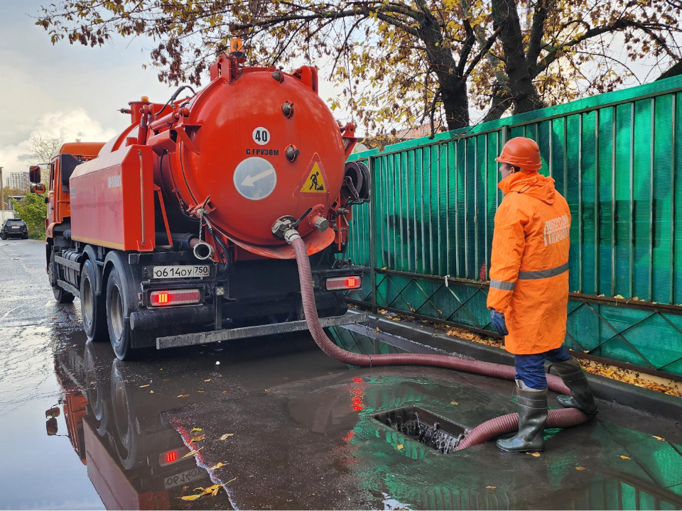 Работники Люберецкого водоканала ликвидировали подтопление в поселке Калинина