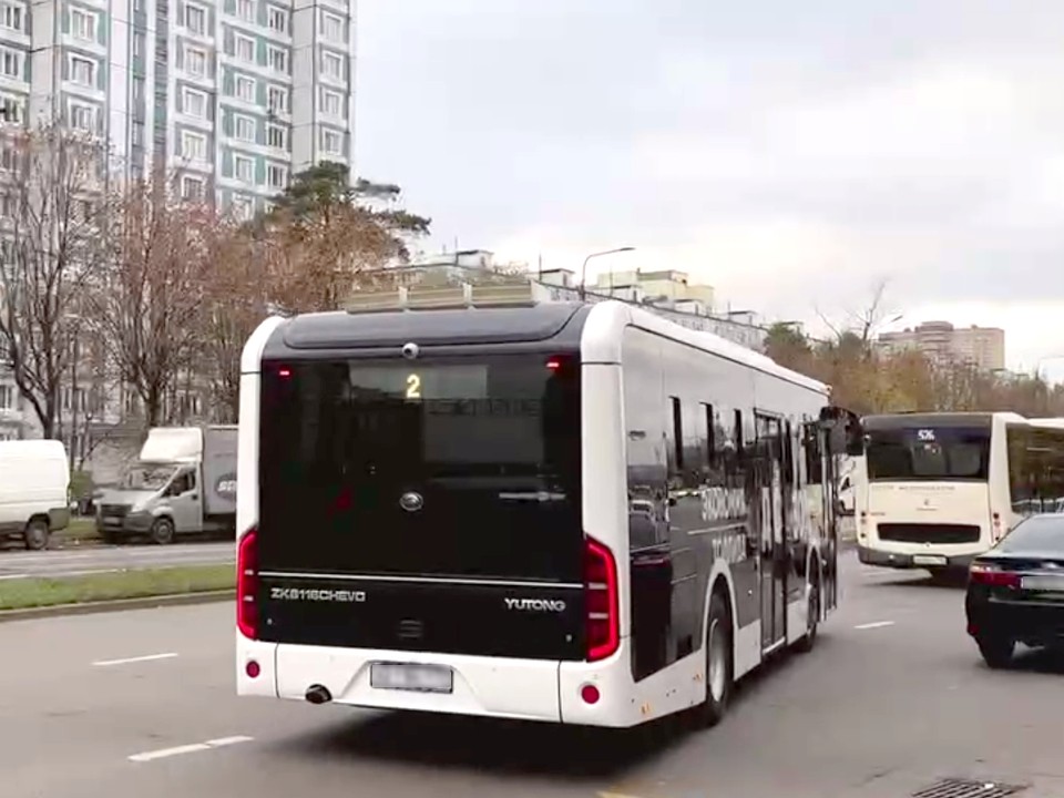 Пассажиры прокатились на первом в стране гибридном автобусе