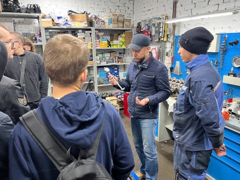 Бронницким первокурсникам-автомеханиками показали место их будущей практики
