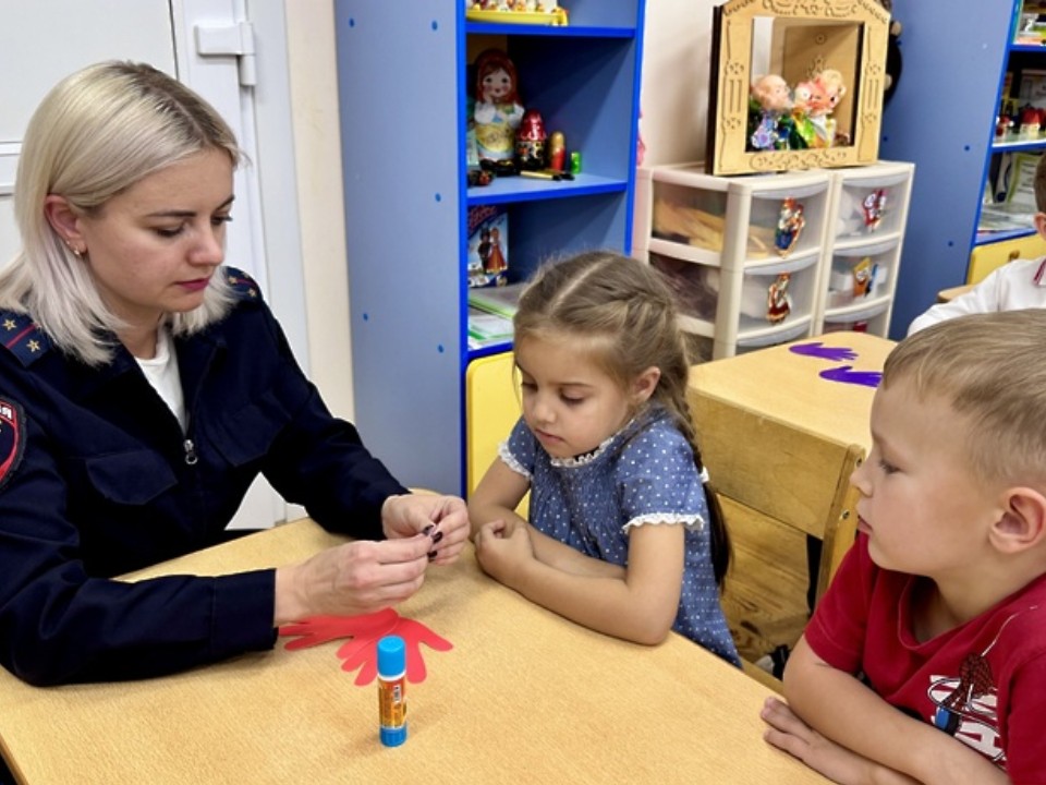 Дети в Егорьевске изготовили открытки ко Дню отца