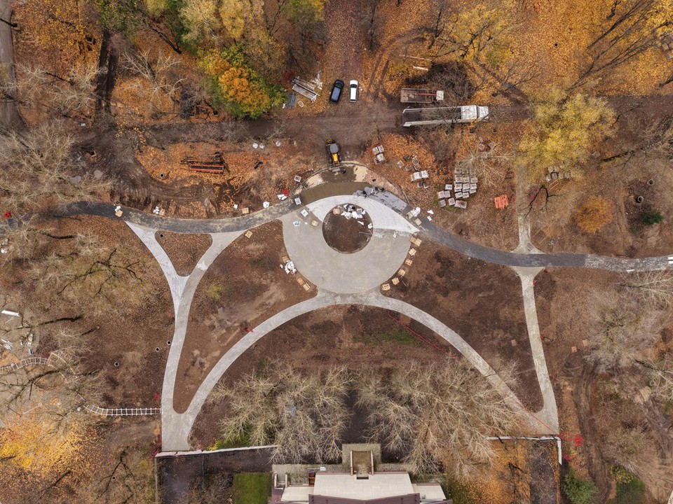 Основания для зон отдыха и сеть дорожек подготовили в щелковском парке