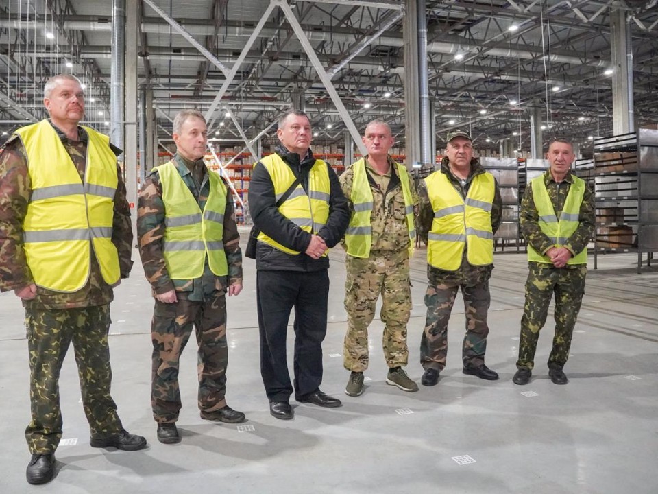 Ветерану СВО показали, как создают инновационную спецодежду в Раменском