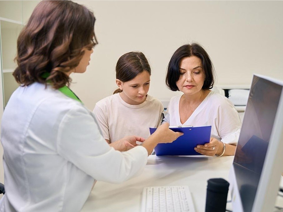 Психолог рассказала, как распознать анорексию и булимию у подростков