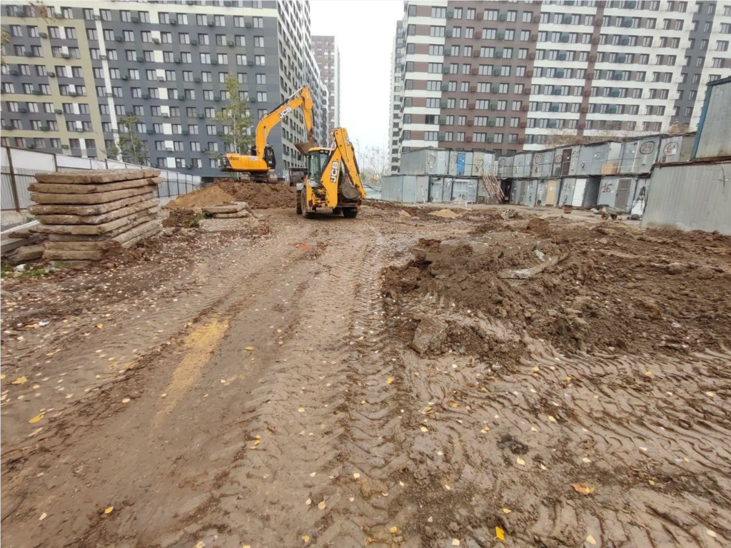 Рабочие прокладывают коммуникации для нового корпуса школы №7