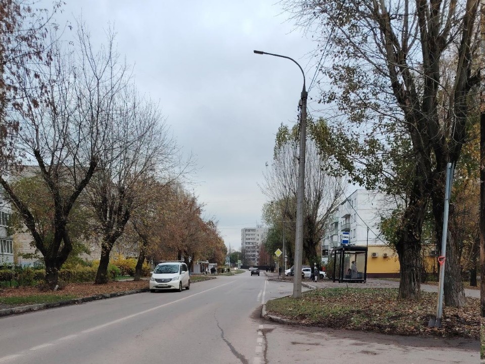 Коммунальщики убрали опавшие листья на улице Гоголя