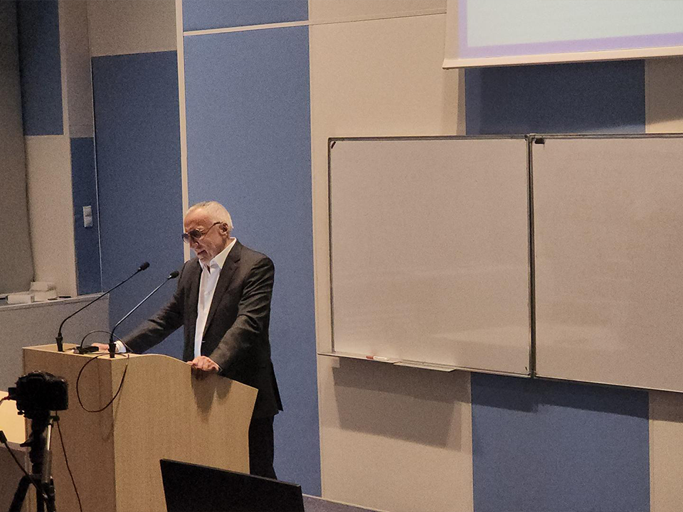 Ученые под контролем ИИ? Академик РАН рассказал, как технологии меняют исследовательскую работу