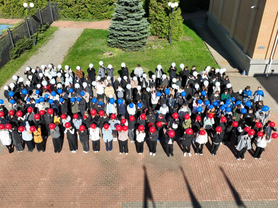 Флаг из живых сердец: школьники отметили годовщину воссоединения с новыми регионами