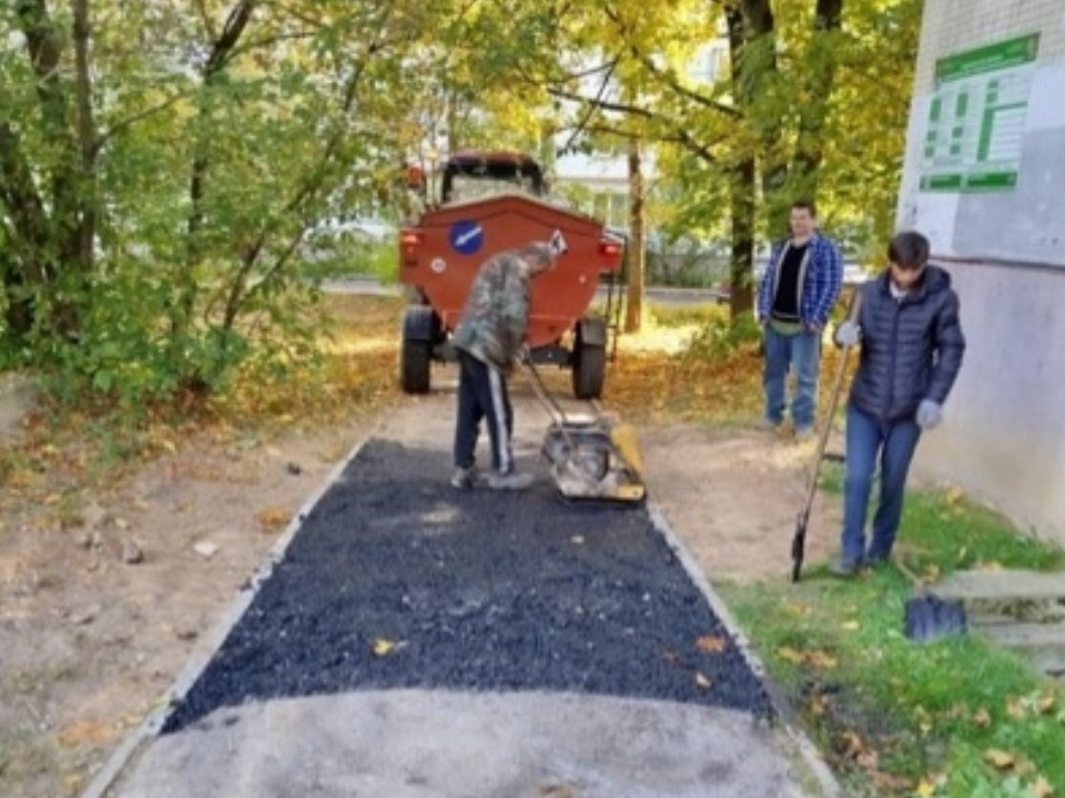Осень не помеха: в Истре продолжают латать ямы на дорогах