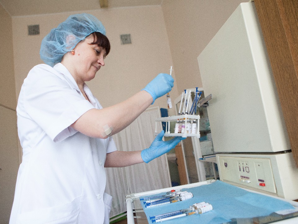 Назвали месяцы подъема заболеваемости гриппом и ОРВИ, а также сроки вакцинации