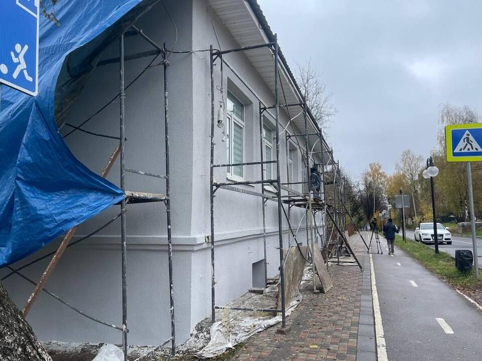 В детской больнице Клина ремонтируют фасад и кровлю