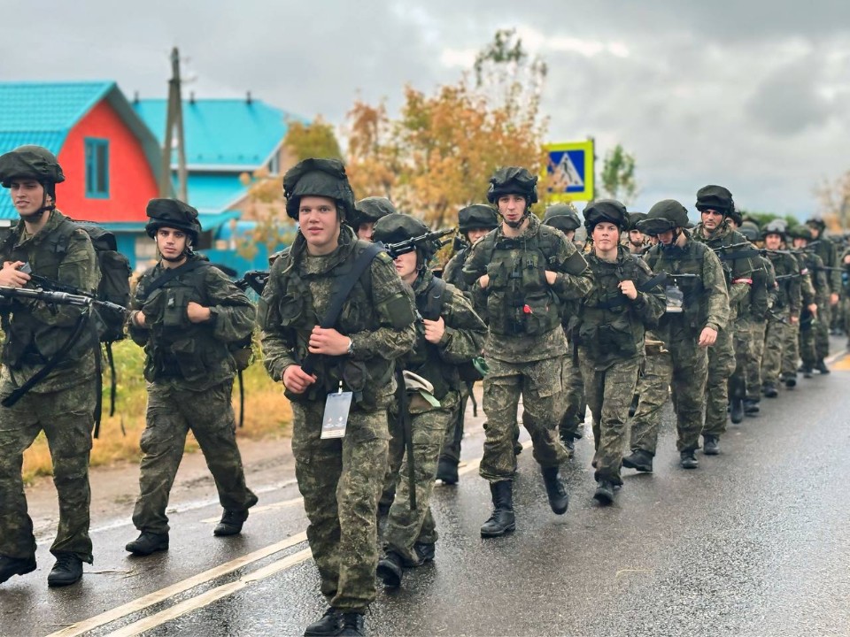 Выступлением известного ансамбля песни и пляски завершился Марш курсантов