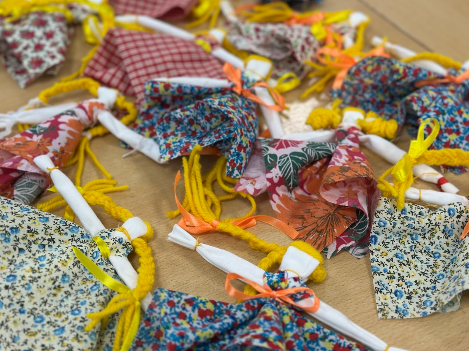 Обереги для героев: студенты Можайского техникума сделали кукол для военнослужащих