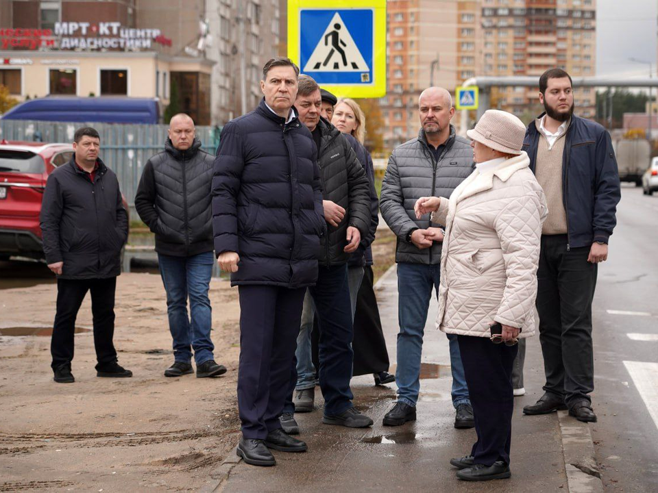 Жителям Котельников показали обходной тротуар к новой поликлинике на время строительства дороги