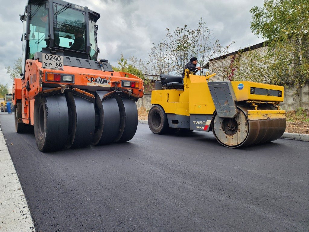 У двух домов на улице Банковская обновят асфальт: жителей просят убрать автомобили