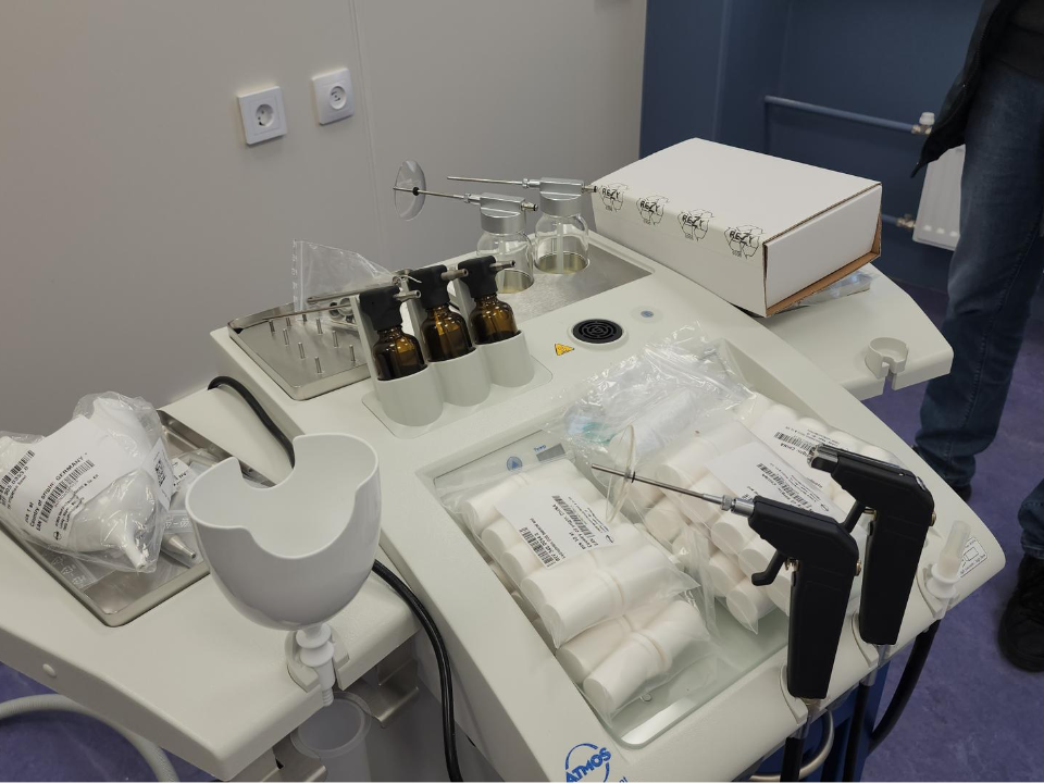 Врачи новой поликлиники поселка Октябрьский знакомятся с медицинским оборудованием