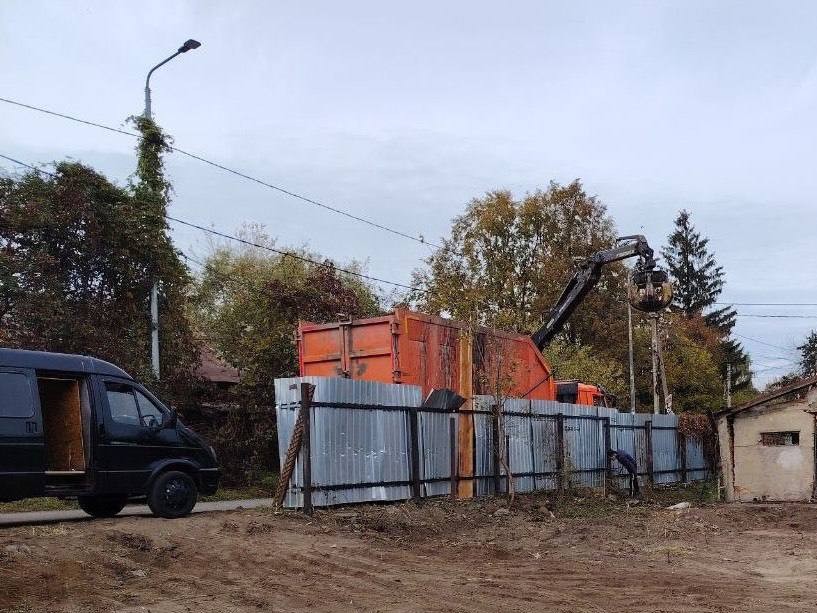 На участках воскресенцев, пострадавших от атаки БПЛА, восстанавливают ограждения
