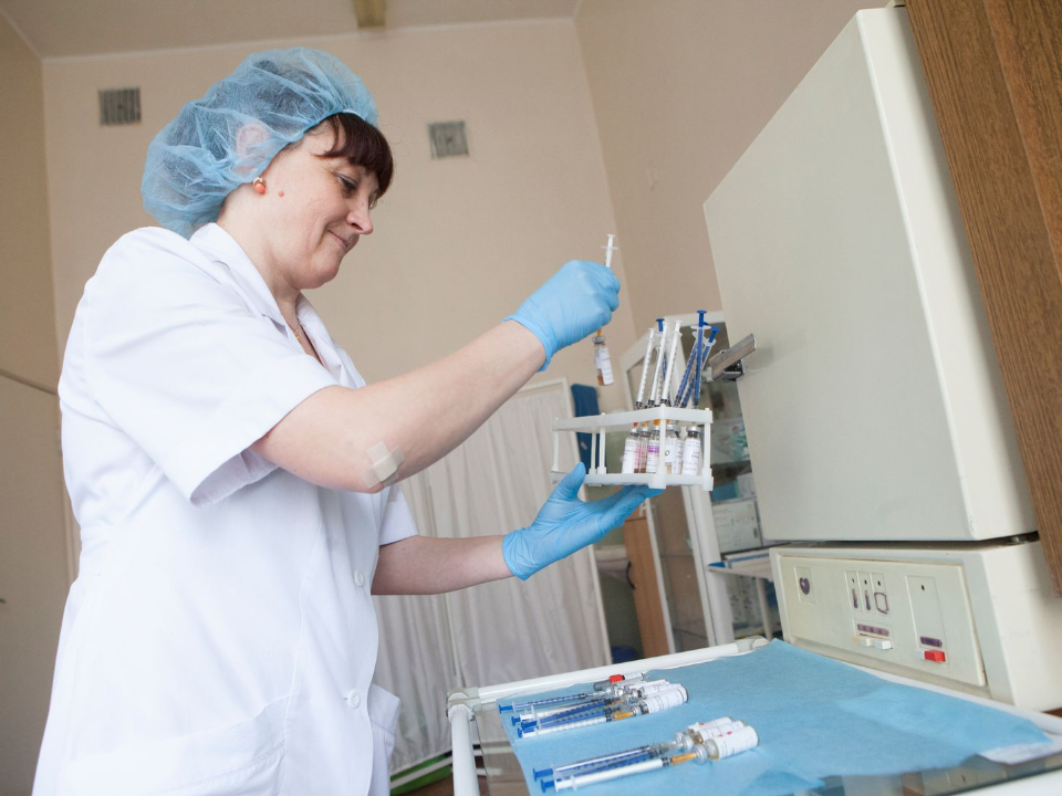 Врачи Красногорской больницы провели вакцинацию на дому для лежачих пациентов