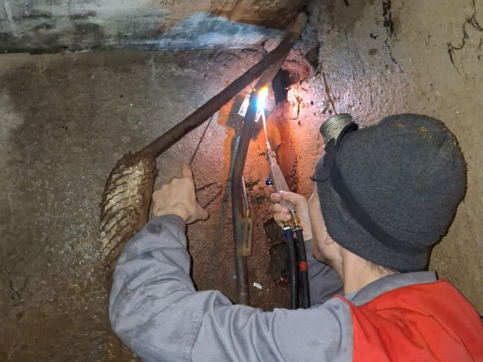 Коммунальщики устранили засор канализации в доме на улице 9 Мая