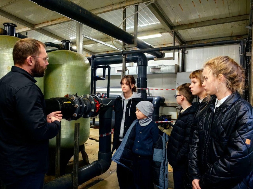 ЖКХ — это современно и не скучно: наро-фоминские школьники познакомились со спецтехникой и попробовали себя в роли диспетчеров водоканала