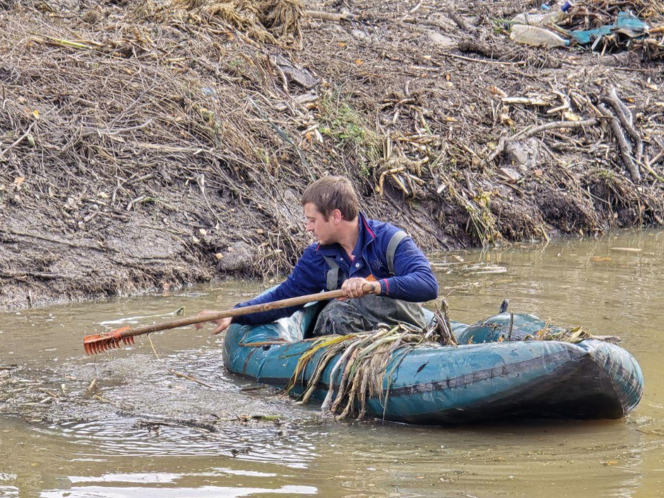 В деревне Марфин Брод расчистили пожарный водоем для быстрой работы спасателей