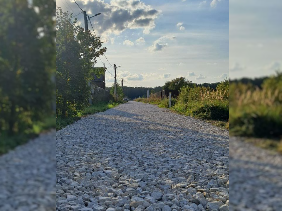 Проселочную дорогу к дому многодетной семьи в Сенине укрепили щебнем