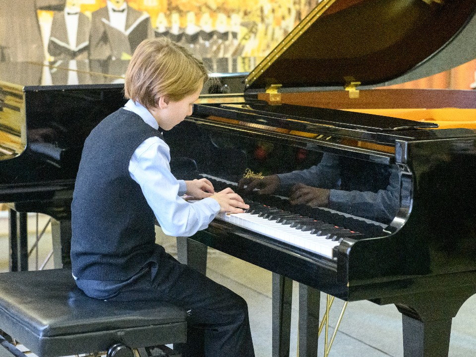 Пианисты из Жуковского показали свой талант на конкурсе «Юный виртуоз за роялем»