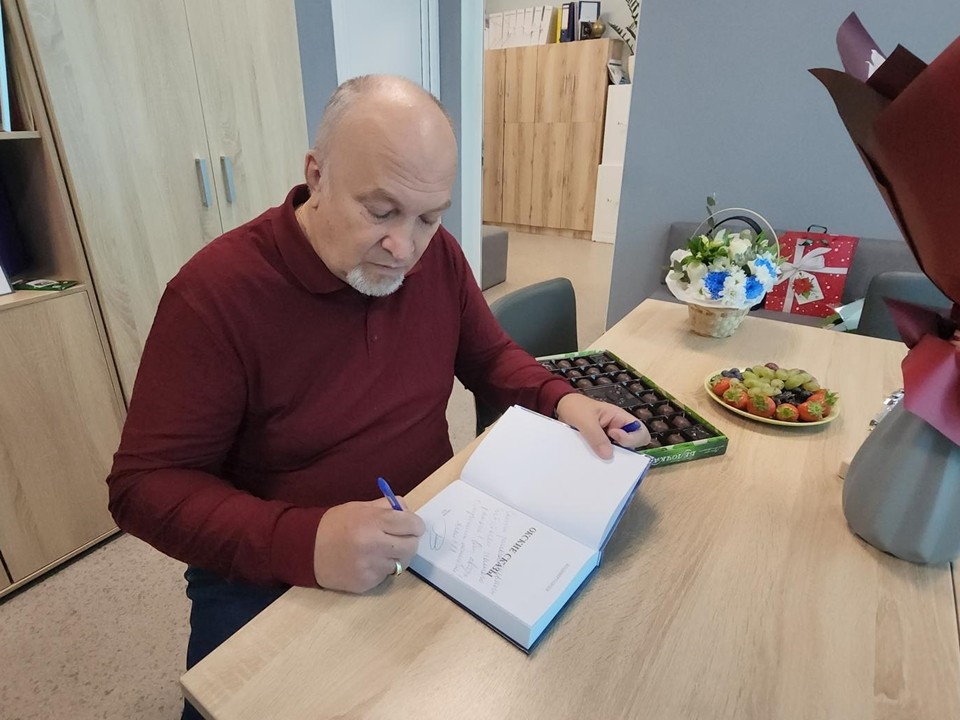 Серпуховский писатель поздравил с Днем учителя директора школы в Пролетарском и посетил школьный музей