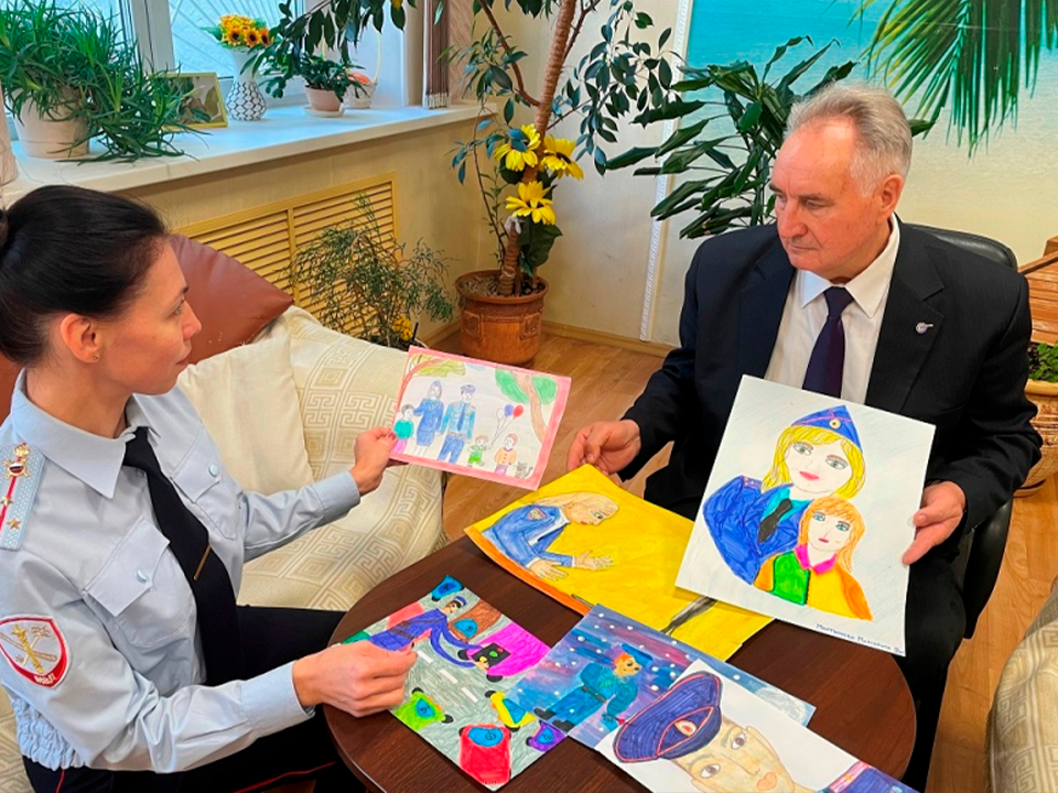 Королевцы нарисовали своих родителей-полицейских для участия в конкурсе